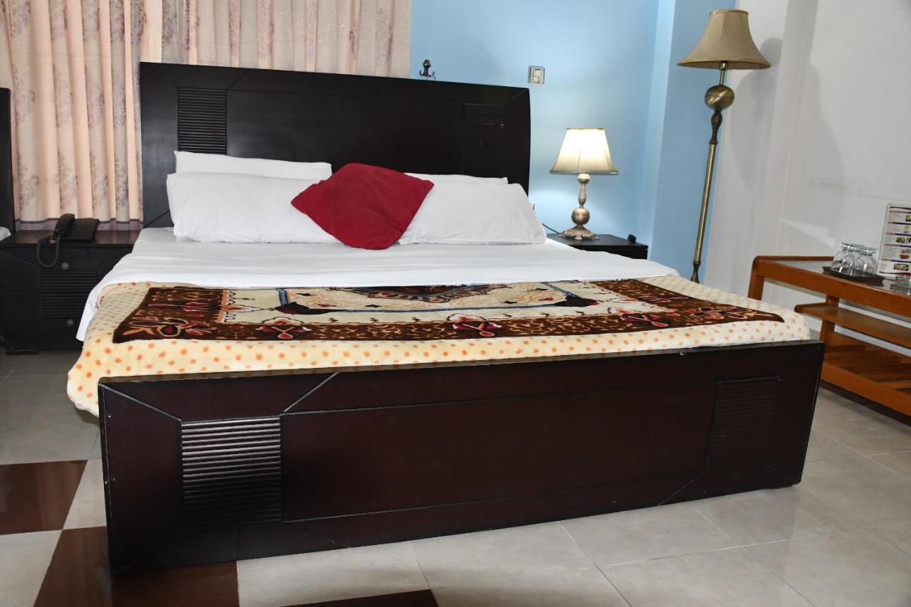 Mir Continental Hotel Музафарабад Екстериор снимка