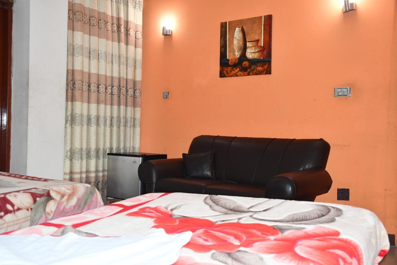 Mir Continental Hotel Музафарабад Екстериор снимка